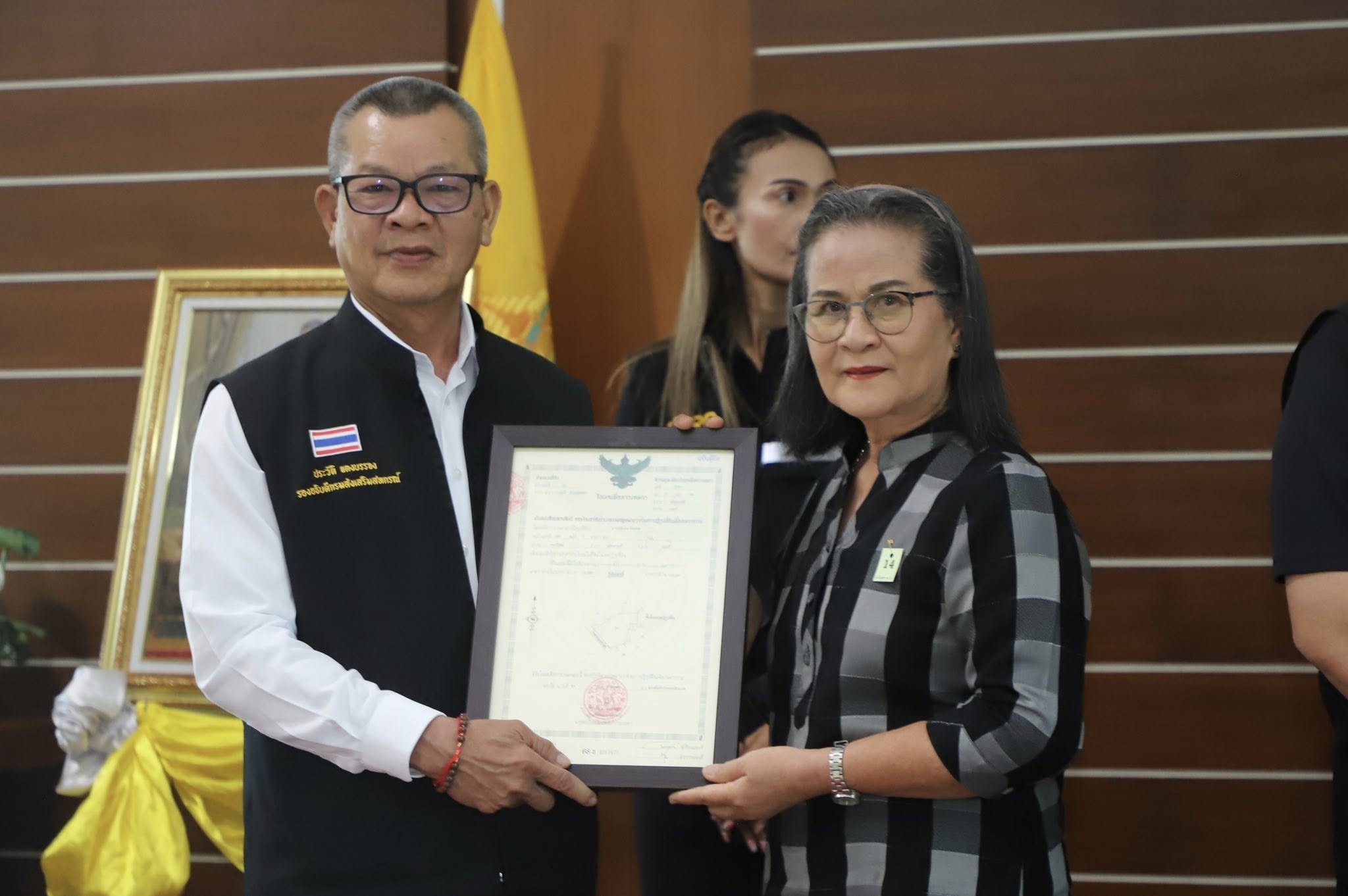 title - รมช.เกษตรฯ มอบโฉนดเพื่อการเกษตร โฉนดต้นไม้ ยกระดับที่ดินทำกินในกระบี่ หนุนเกษตรกรเข้าถึงแหล่งทุน